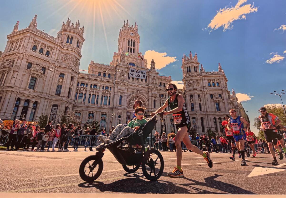 Manuel, con su hijo Rodrigo, en la maratón de Madrid a su paso por Cibeles