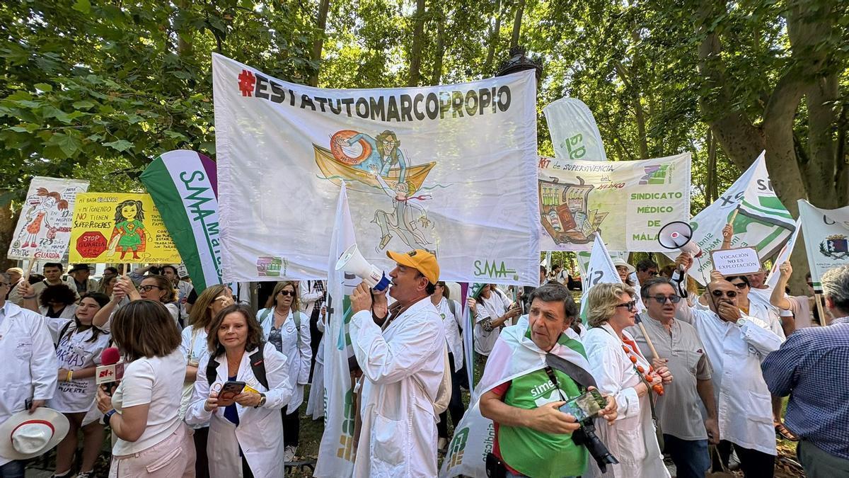 Cerca de un centenar de médicos de Málaga acuden a la manifestación de Madrid contra el Estatuto Marco.