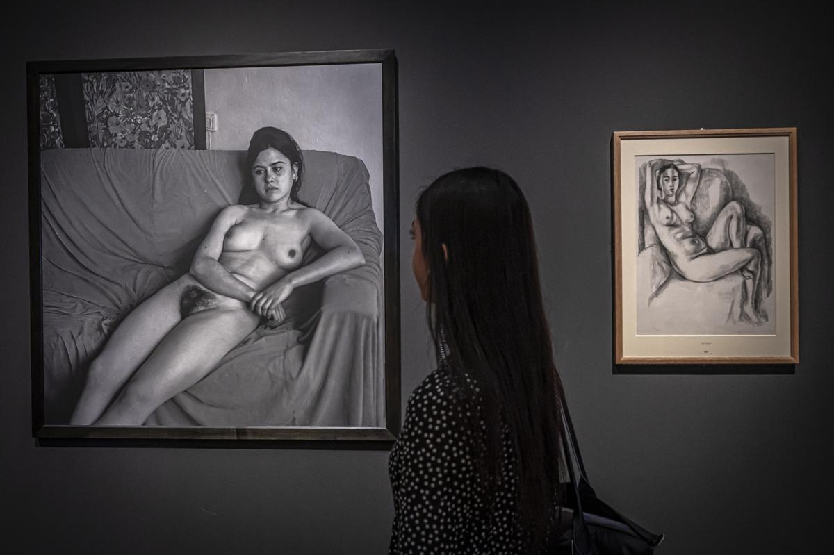 Un aspecto de la exposición con 'Una maja desnuda contemporánea', de Craigie Horsfield, a la izquierda.