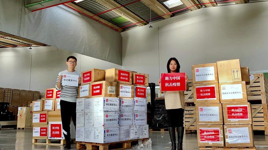 Material mèdic i de protecció empaquetat i preparat per enviar a la Xina aconseguit gràcies a la campanya
