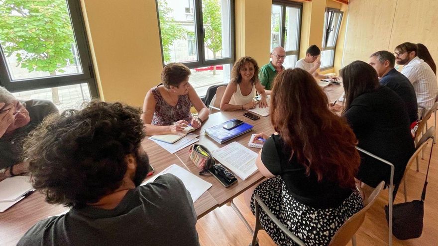 Eva Ledo, tercera por la izquierda de frente, ayer, junto a representantes de las organizaciones sindicales firmantes del pacto por la educación. |