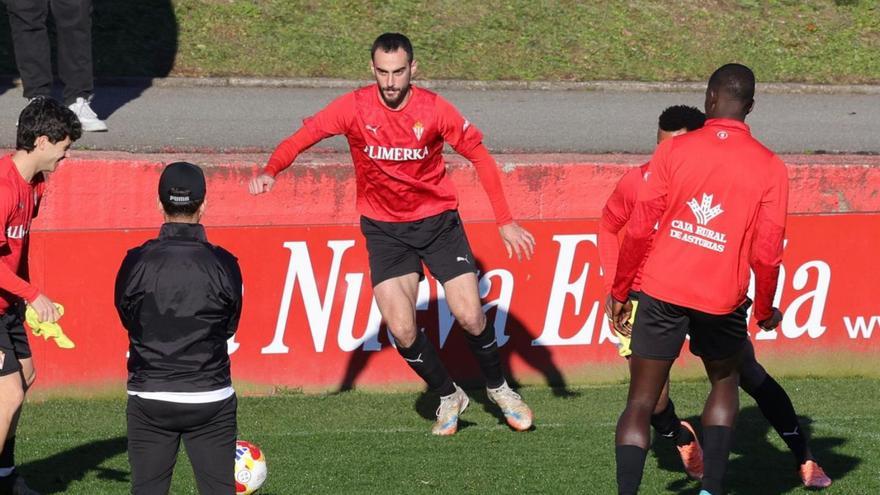 Perrin, en medio, junto a Queipo, Cortés y Amadou y con Borja Jiménez de espaldas, ayer en Mareo.