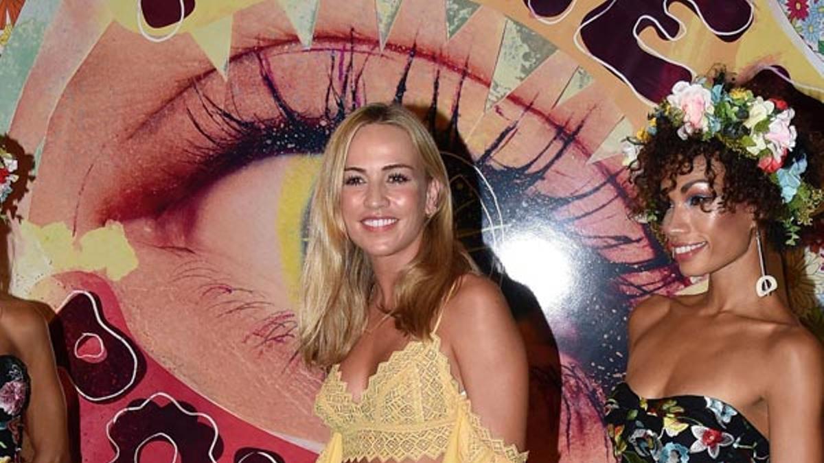 Carmen Jorda con 'braless' amarillo y pantalón de flores semitransparente