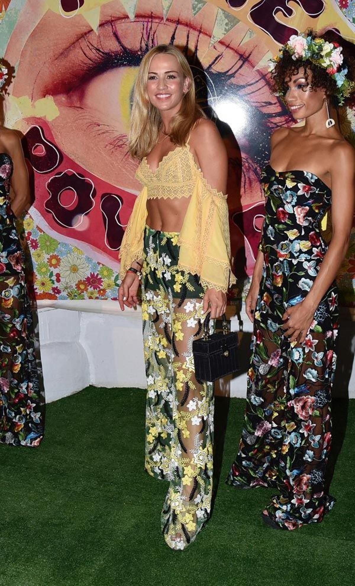 Carmen Jorda con 'braless' amarillo y pantalón de flores semitransparente