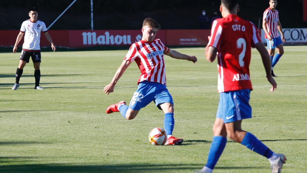 Lucas Suárez golpea el balón durante un partido del Sporting B.
