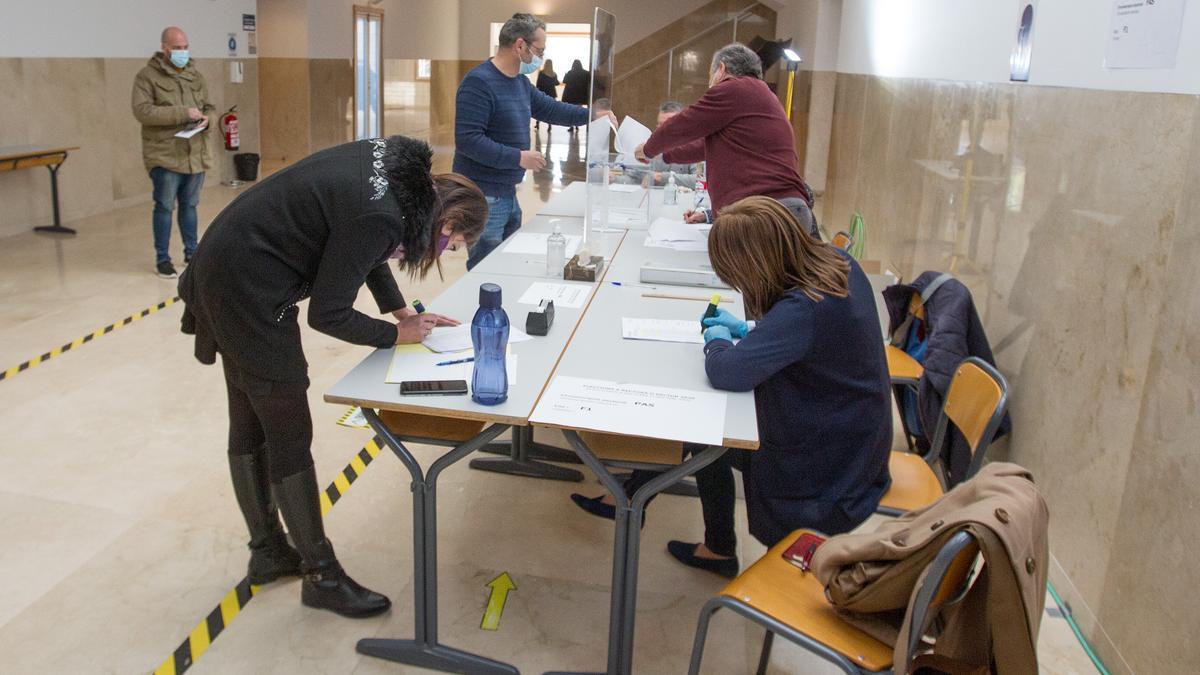 Los catedráticos Amparo Navarro y José Vicente Cabezuelo se disputan este jueves el Rectorado de la UA