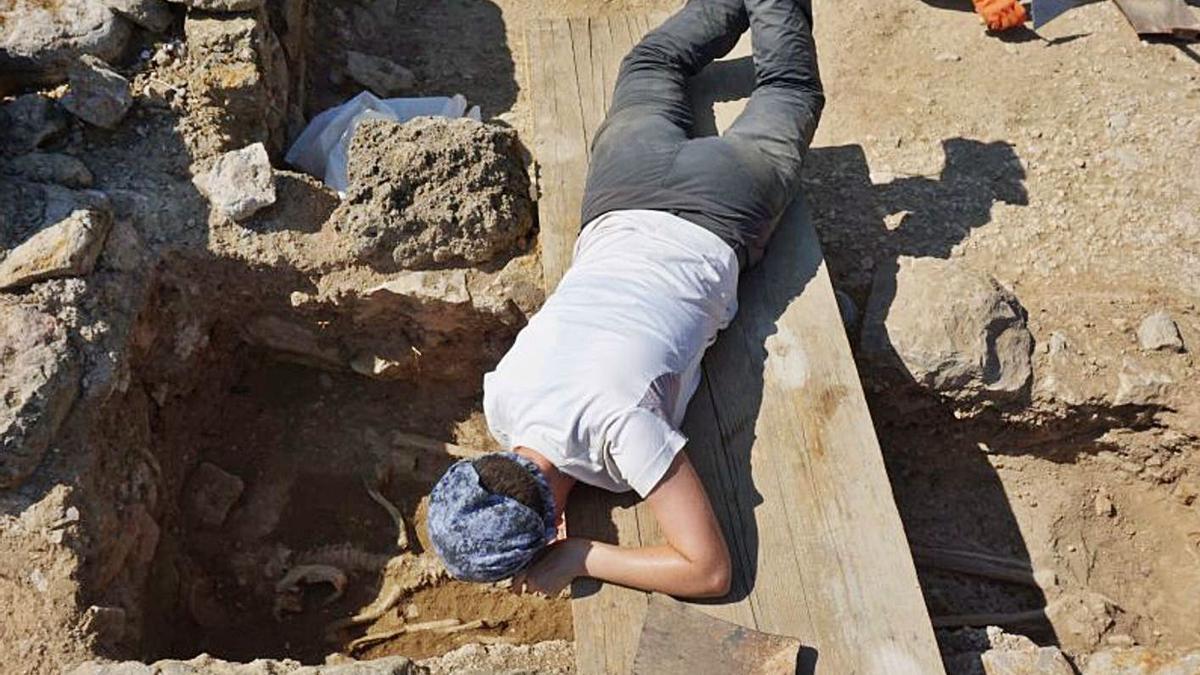 A Empúries, un dels arqueòlegs que ha excavat la ciutat grega és qui guia els visitants