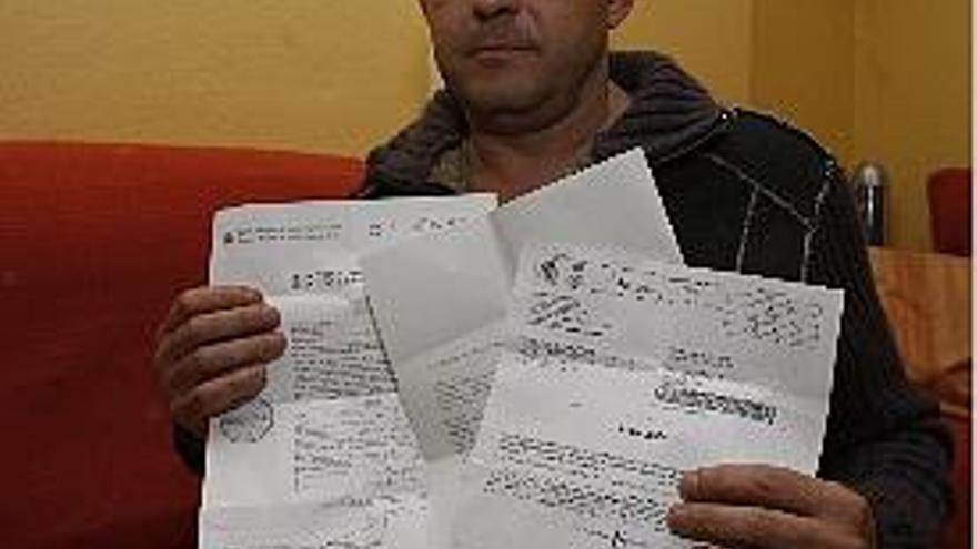 Javier Moreno, con los documentos del proceso.