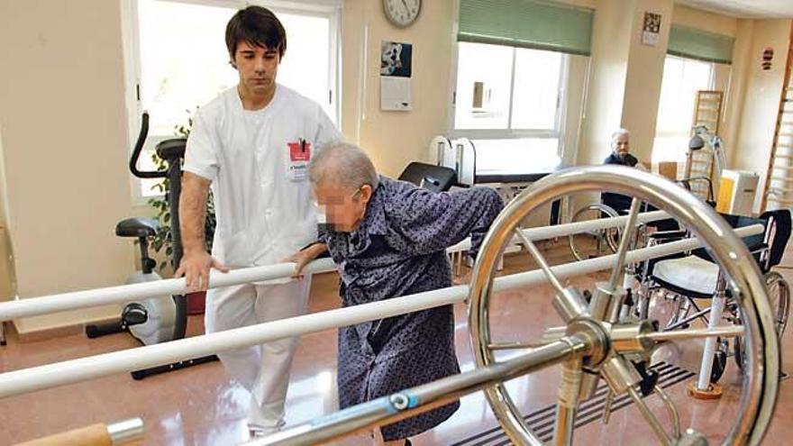 Imagen de la residencia de asistidos de Felanitx con una anciana realizando ejercicios.