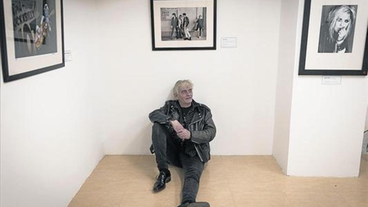 Philippe Delecluse, junto a fotos de Brian Setzer, The Clash y Debbie Harry, en la Galería Johnson.