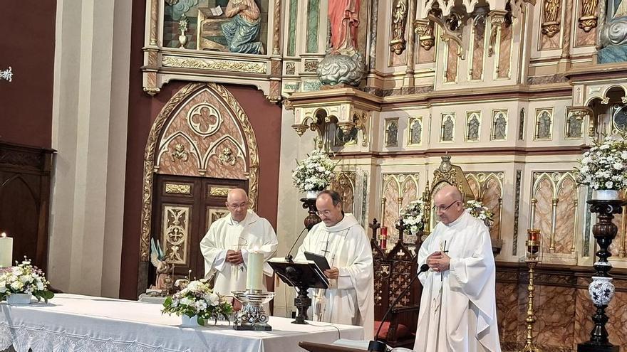 En imágenes: El nuevo cura de Navia, el avilesino Alfonso López toma posesión ante una abarrotada iglesia
