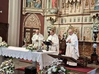 En imágenes: El nuevo cura de Navia, el avilesino Alfonso López toma posesión ante una abarrotada iglesia
