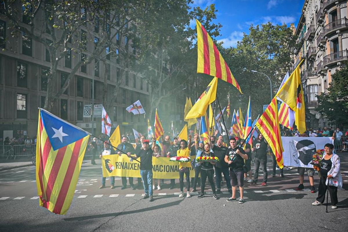 Renaixement Nacional, frente al monumento a Rafael Casanovas.