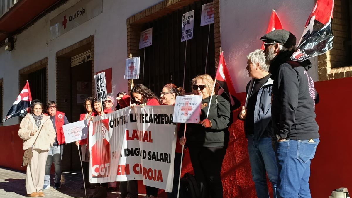 Protesta de trabajadores de Cruz Roja por el despido de 6 trabajadores en Alicante.