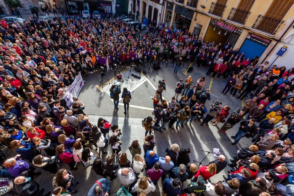 Más de 300 personas se concentran para expresar su condena a la supuesta agresión sexual