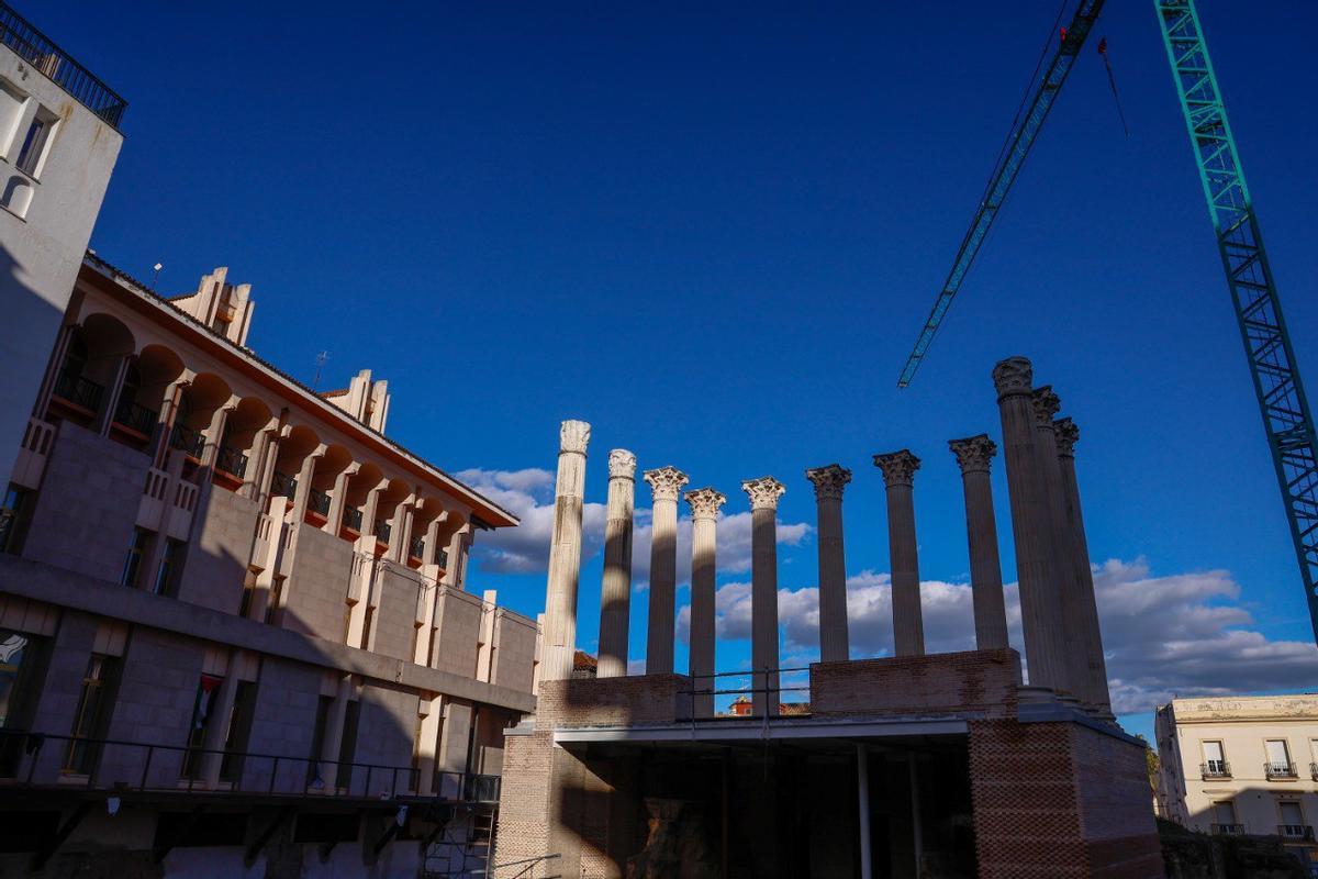 Vista del Templo Romano, con el edificio del ayuntamiento a la izquierda