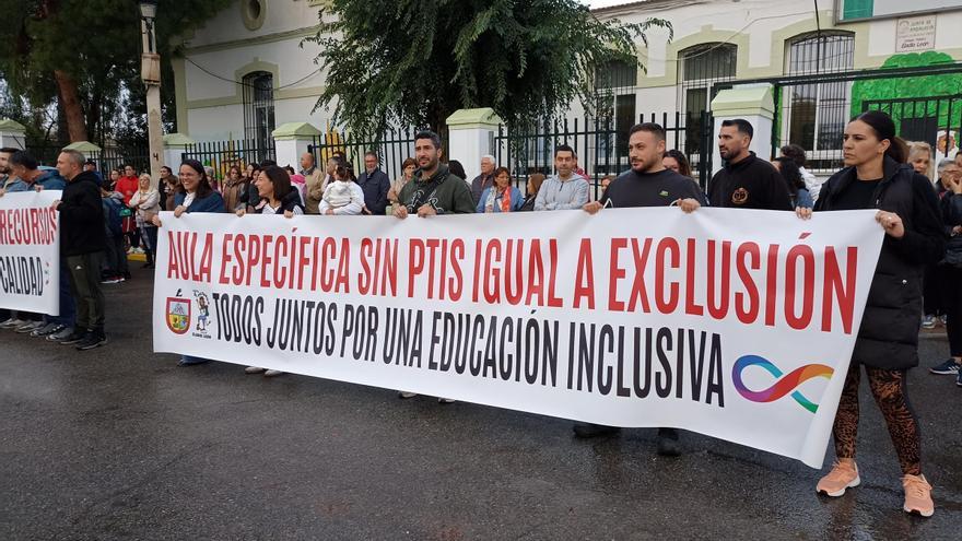 Padres del colegio Eladio León de Peñarroya reclaman un profesor de aula específica