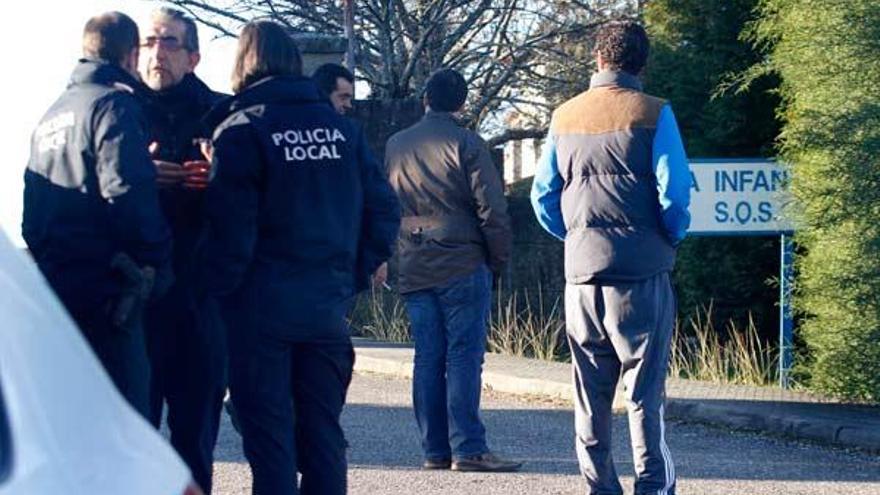 Agentes de la Policía Nacional y Local rodean los accesos al complejo de Aldeas Infantiles.