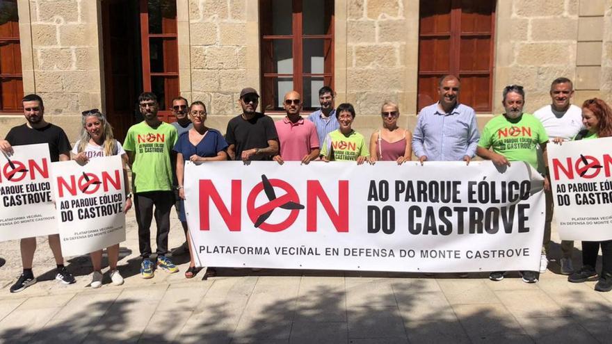 La plataforma vecinal presenta más de 1.500 alegaciones contra el proyecto eólico del Castrove