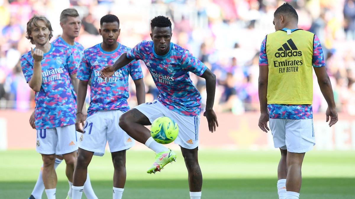 Vinicius (centro) y Rodrygo (a su izquierda) durante un calentamiento del Real Madrid