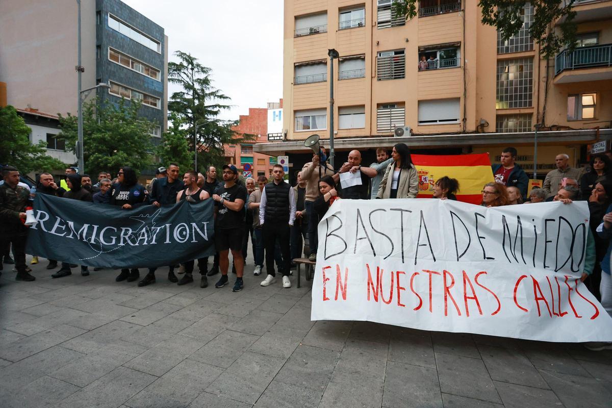 Imagen del final de la manifestación del pasado 6 de mayo en Mataró, encabezada por Vox y capitalizada por Deport Them Now