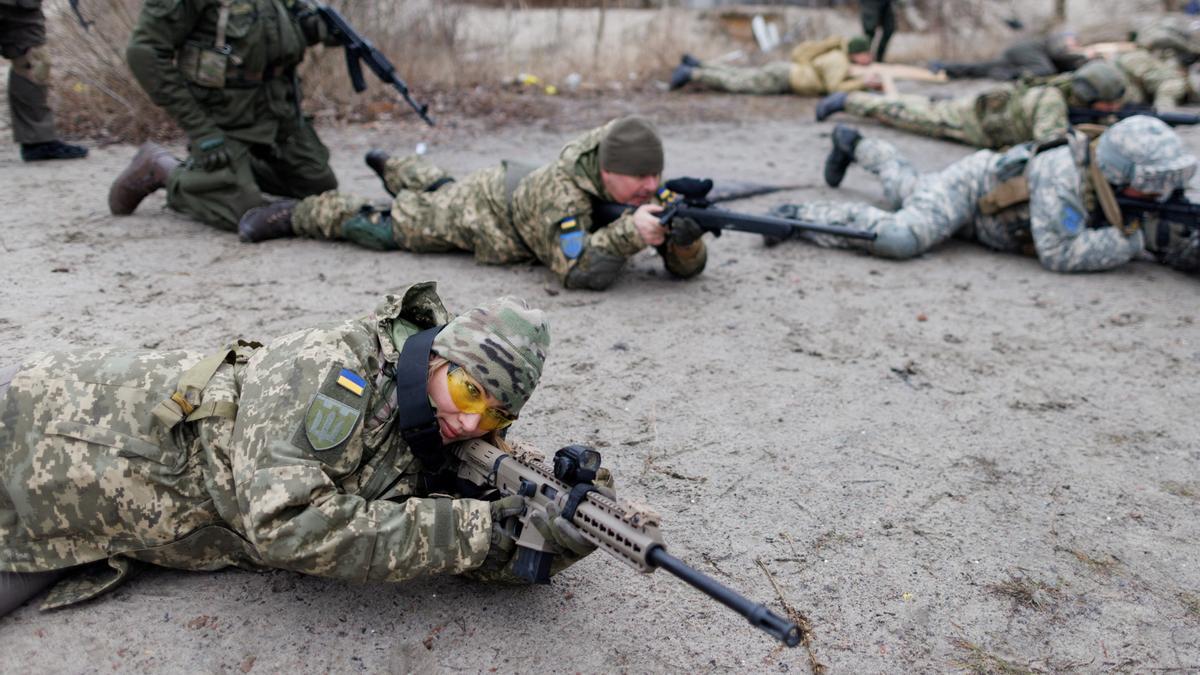 Entrenamiento de habilidades de combate realizado por las Fuerzas de Defensa Territorial, cerca de Kiev.