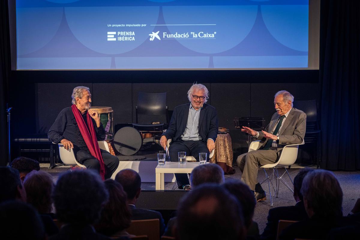 El escritor Eduardo Mendoza conversa con el músico y director de orquesta Jordi Savall en un diálogo moderado por Álex Sàlmon durante el acto celebrado en Barcelona, a 16 de junio de 2026.