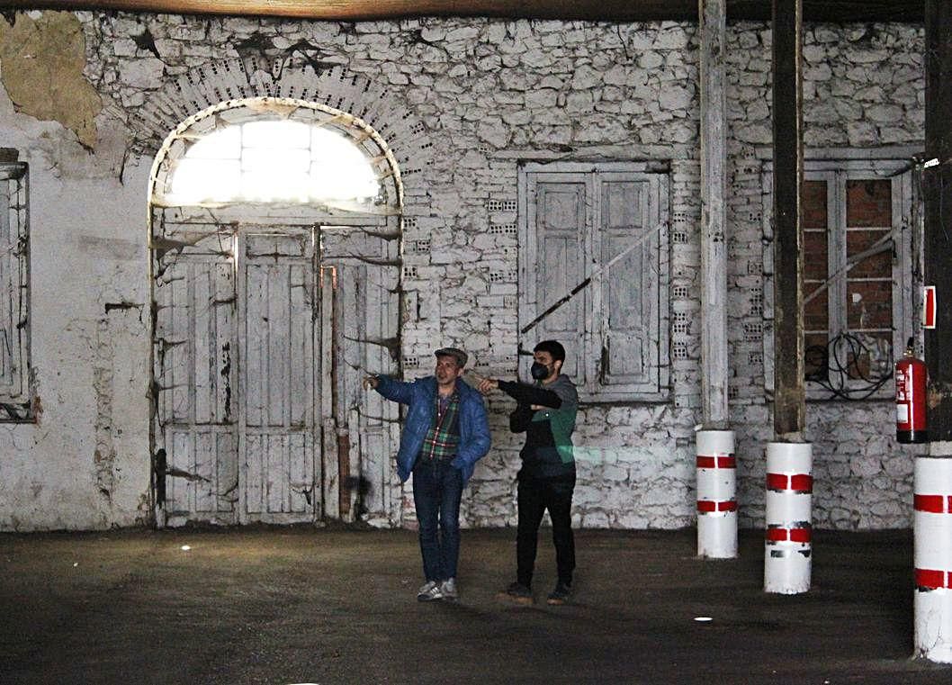 Rodrigo Cuevas y Sergi Martí (a la izquierda), en el interior del edificio.