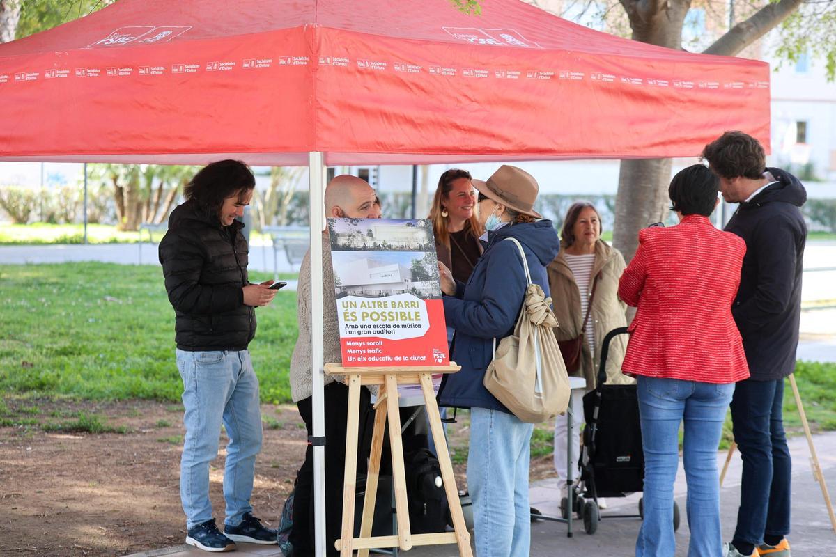 Mesa informativa del PSOE en el barrio de sa Real.
