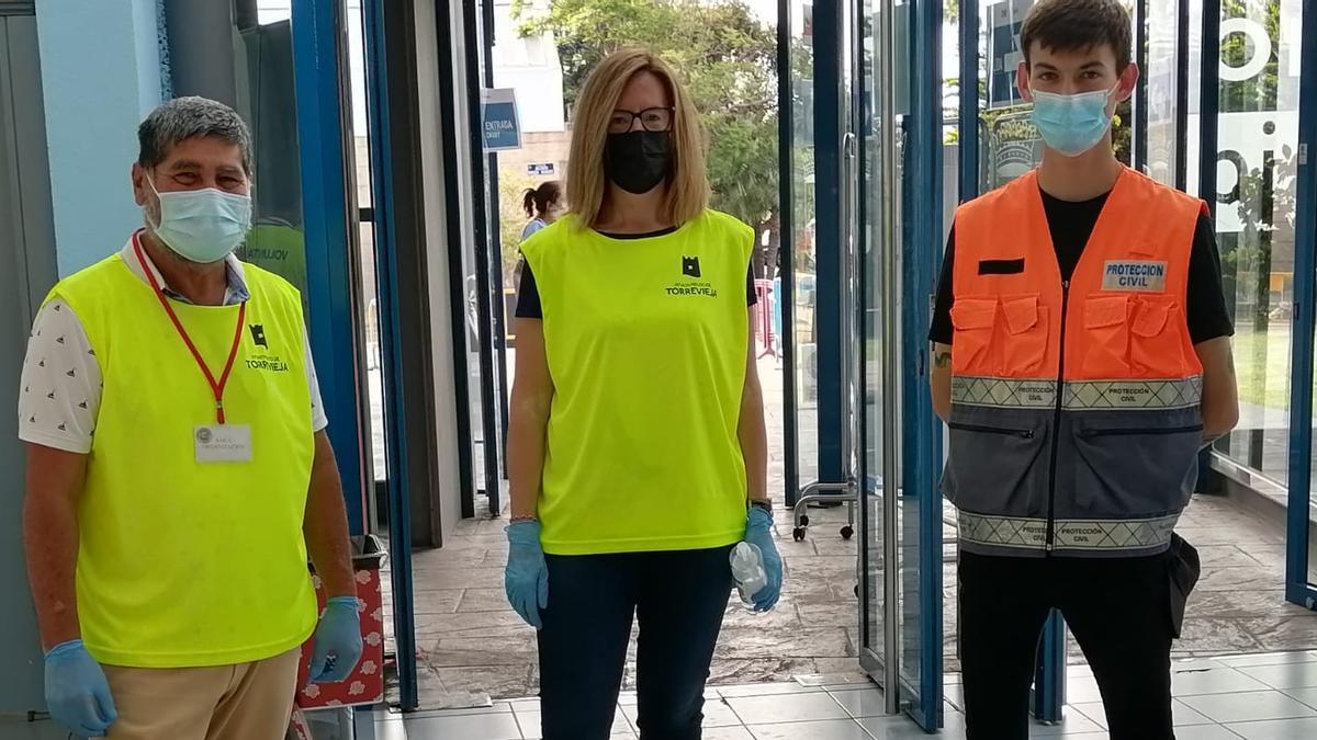 Imagen de voluntarios que colaboran en el centro de vacunación masiva instalado en el CMO de Torrevieja