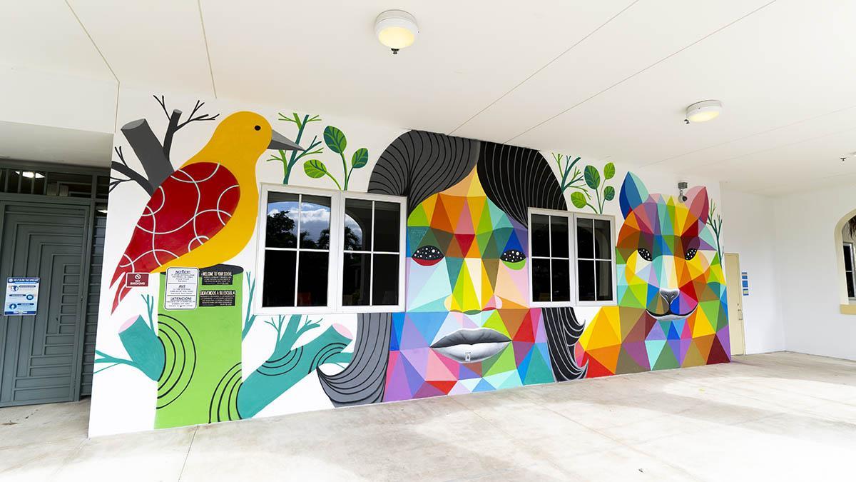 Mural realizado por Okuda y Coloring the World Foundation en la Miami Scope 2021