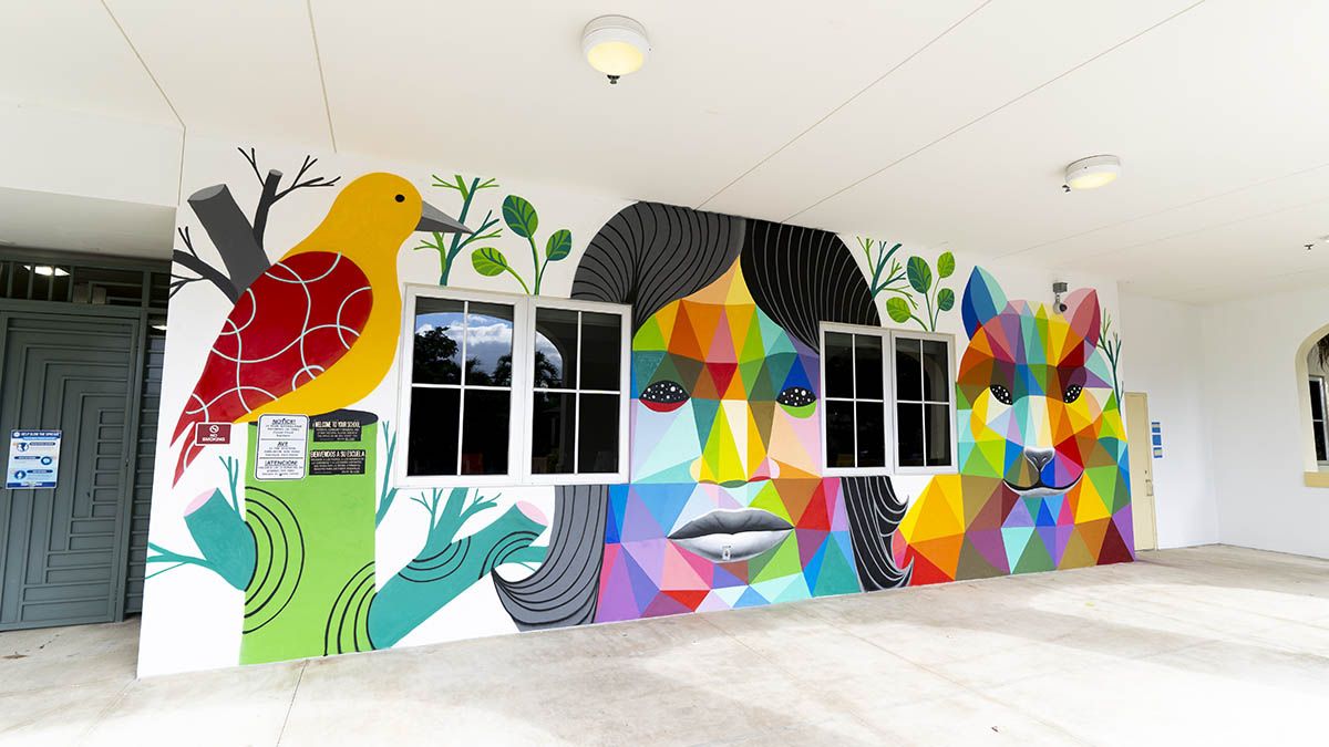 Mural realizado por Okuda y Coloring the World Foundation en la Miami Scope 2021