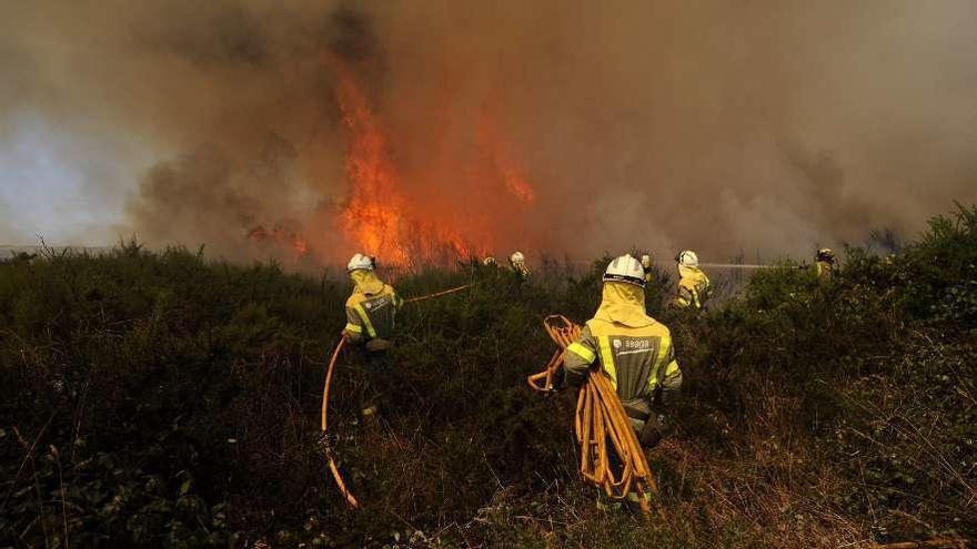 Incendio forestal en Carboentes y Riobó en el pasado agosto. // Bernabé/Javier Lalín