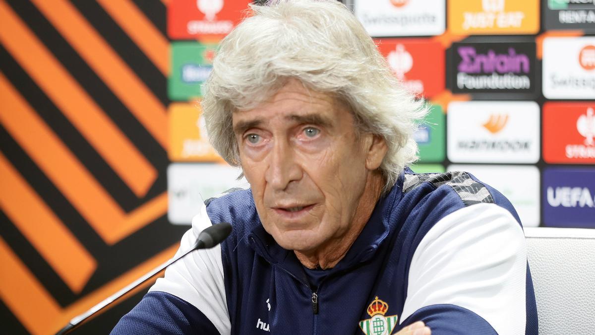 Rueda de prensa del entrenador del Betis Manuel Pellegrini previo al partido de la Liga Europa en Sevilla