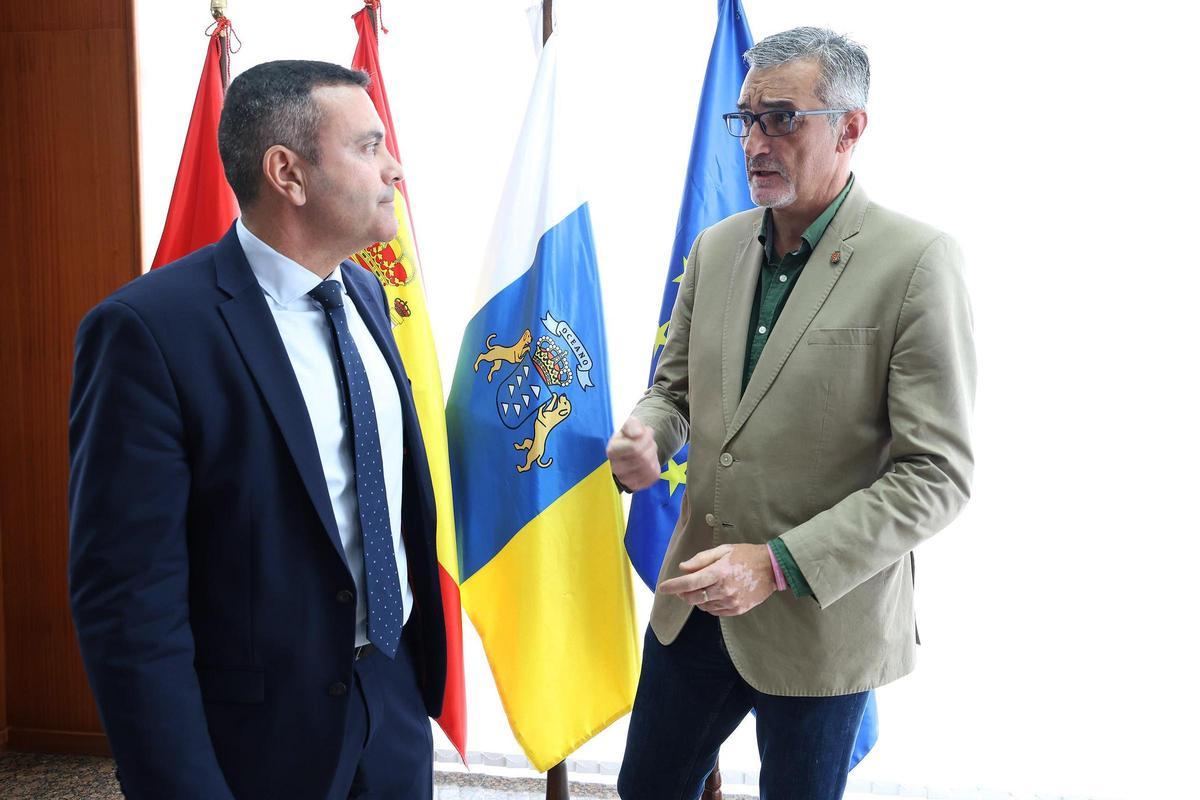 Oswaldo Betancort (i) y Marci Acuña, en el Cabildo de Lanzarote.