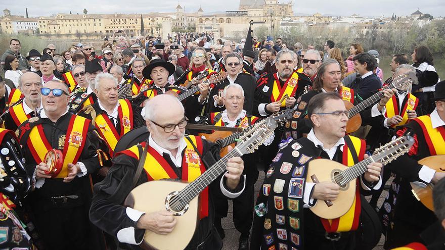 Tunos de toda España llenan de alegría las calles de Córdoba al son de &#039;Clavelitos&#039;