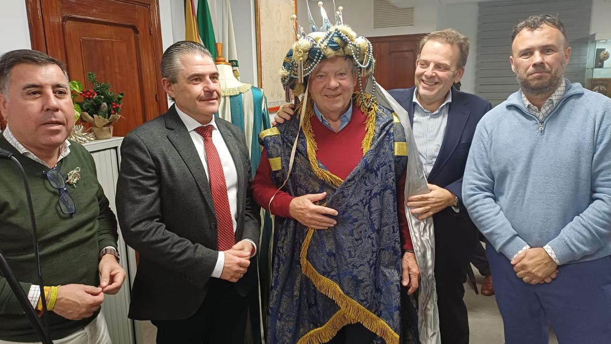 El padre de Jesús Sánchez, posa con la vestimenta del Rey Melchor, al que representará en la Cabalgata de 2026.