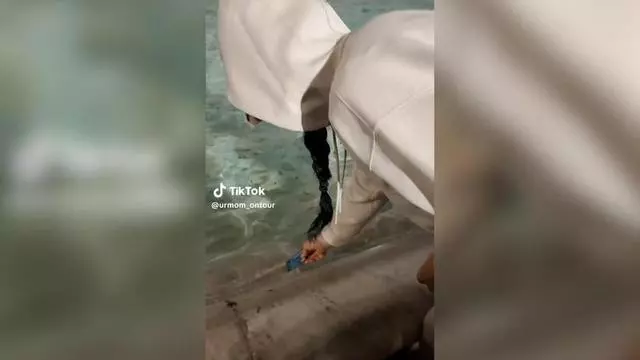 Katy Perry se hace viral en Roma al sumergir su tarjeta de crédito en la Fontana di Trevi