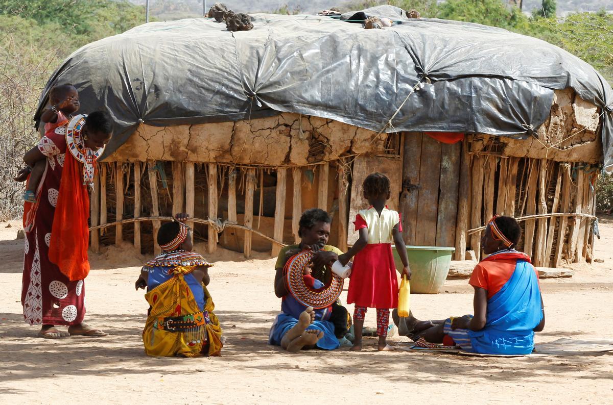 Las mujeres de la tribu Samburu que escaparon de la mutilación genital femenina y otros tipos de violencia de género hacen adornos tradicionales en la aldea de Umoja donde los hombres están restringidos, en Kenia