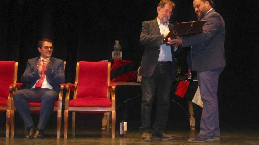 Felipe Nalda (derecha) entrega un obsequio al pregonero de la Fiesta de la Vendimia.