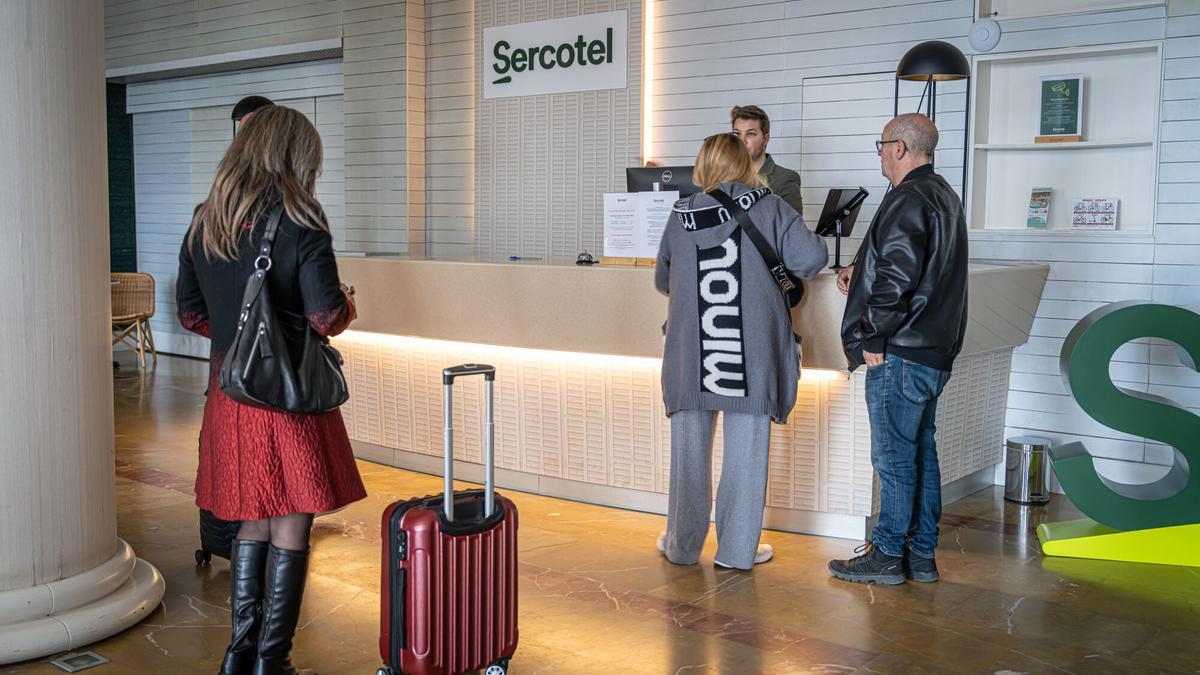 Registro de clientes en el Sercotel Kalma Sitges, que estos días colgará el lleno, el pasado viernes.