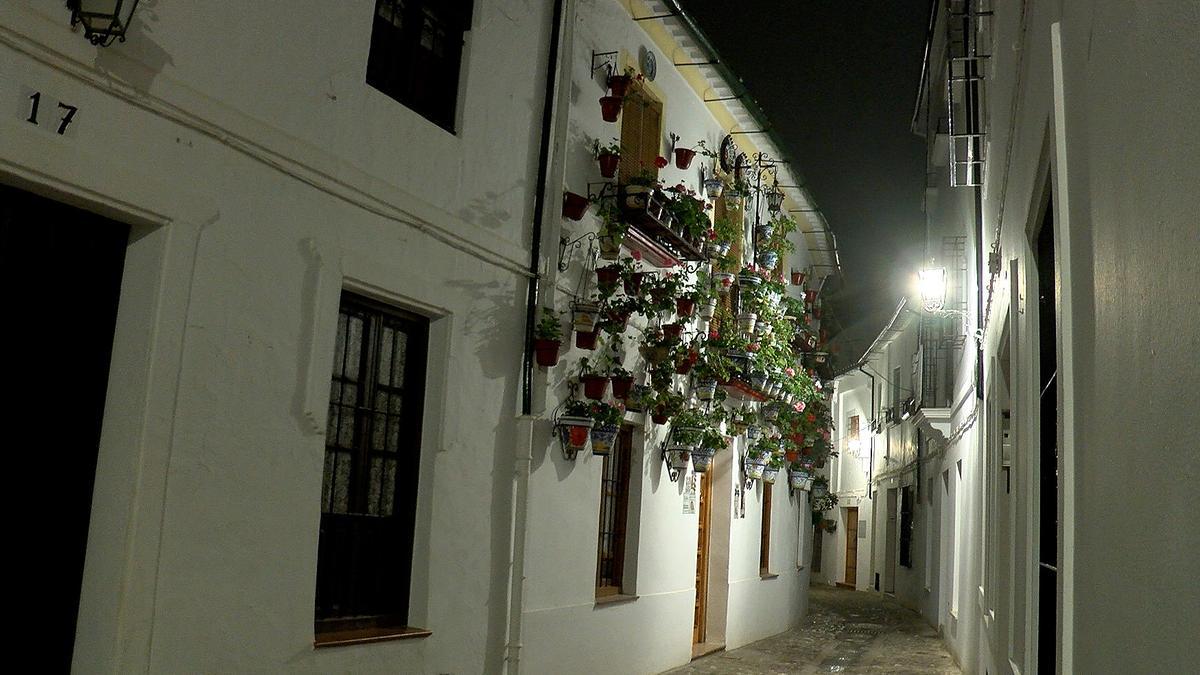 Foto nocturna de una calle del barrio de La Villa de Priego.
