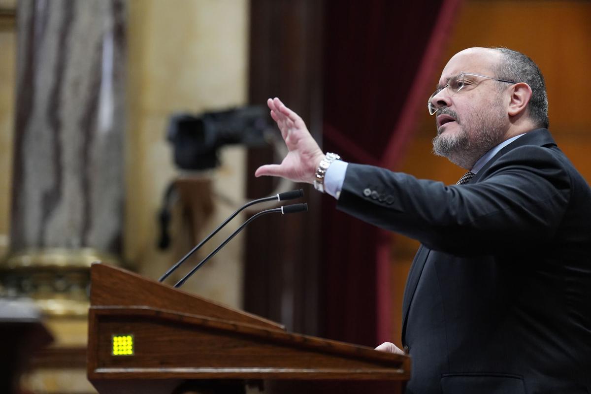 El presidente del PP catalán, Alejandro Fernández, durante una sesión de control, en el Parlament de Catalunya, a 28 de enero de 2026, en Barcelona, Catalunya (España). Dalmau, en funciones de presidente, comparece hoy en el pleno del Parlament a petición propia para dar explicaciones sobre el caos en la red ferroviaria de Rodalies. 28 ENERO 2026 David Zorrakino / Europa Press 28/01/2026. Alejandro Fernández;;David Zorrakino