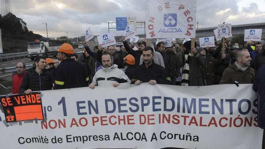 Trabajadores coruñeses de Alcoa durante una protesta contra el sistema eléctrico y el cierre de la planta.