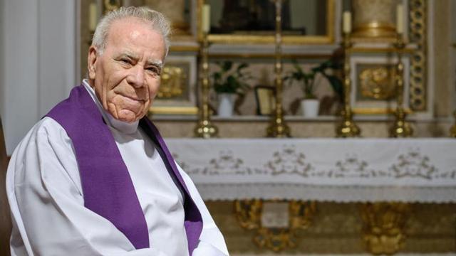 El cura Antonio Rocamora en la iglesia de San Bartolomé.