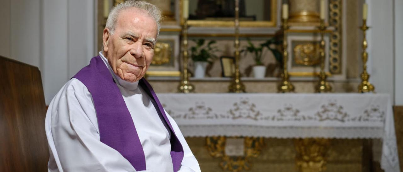 El cura Antonio Rocamora en la iglesia de San Bartolomé.