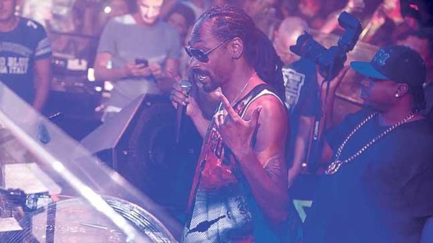 Snoop Dogg aterriza en BCM aplaudido por centenares de fans