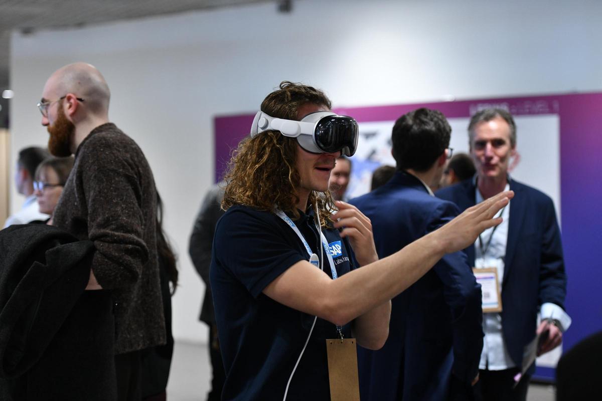 Área de exhibición en el Cannes World AI 2025.
