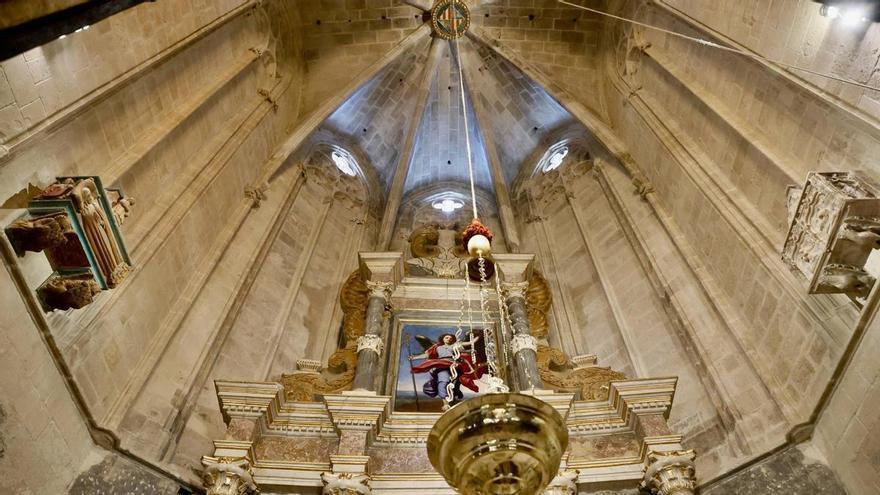 La capilla del Sagrat Cor de la Catedral, en la que se encuentra el primer retablo barroco realizado en piedra de Mallorca, concluye las obras de restauración