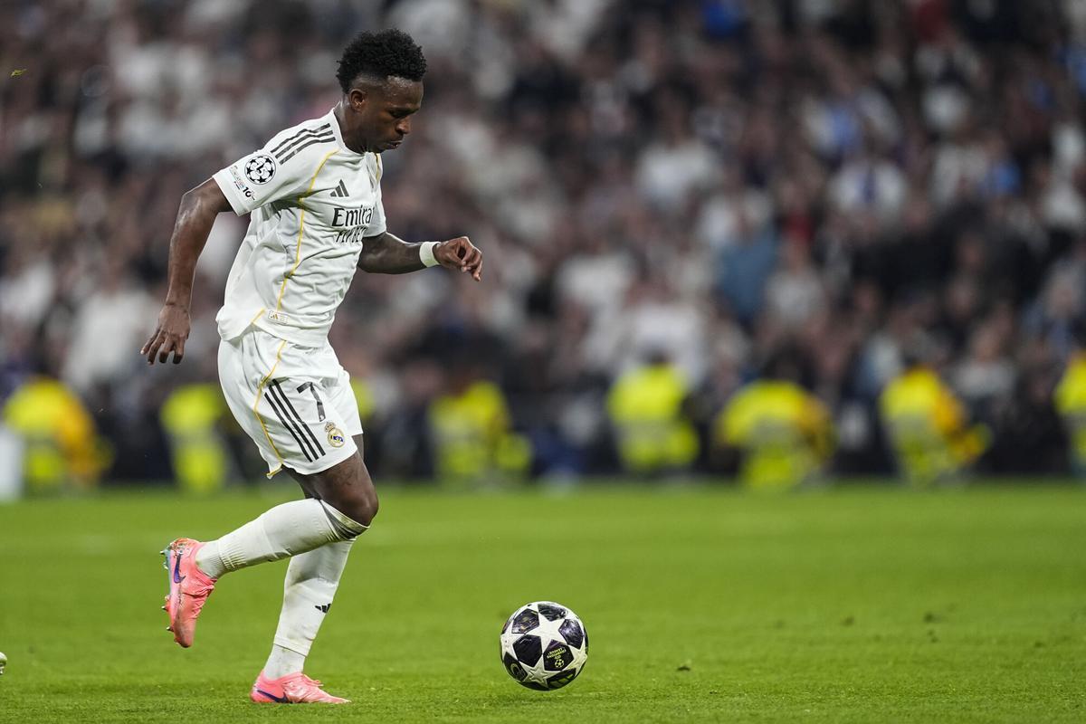 Vinicius, conduciendo la pelota con el Real Madrid